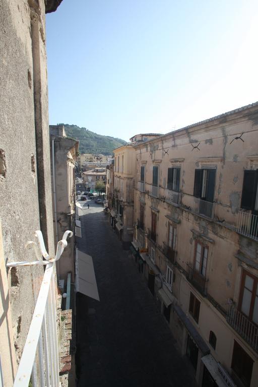 Al Vecchio Castello Bed & Breakfast Тропеа Екстериор снимка